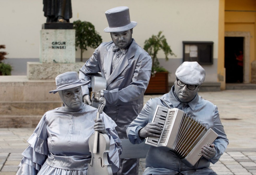 living statues music troop