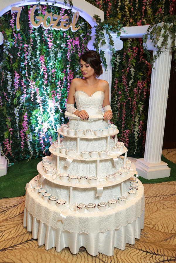 funny wedding dress cakes stand