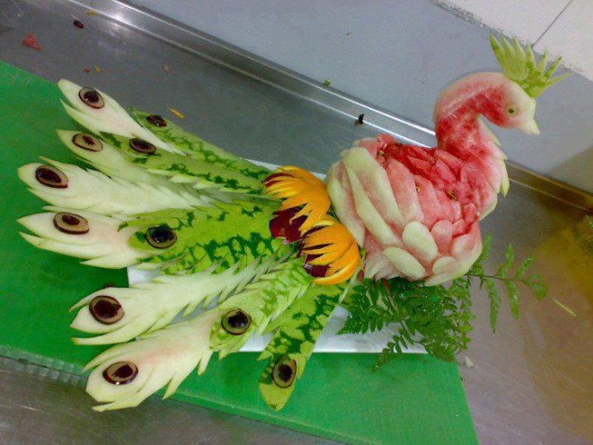 beautiful food fruit art peocock