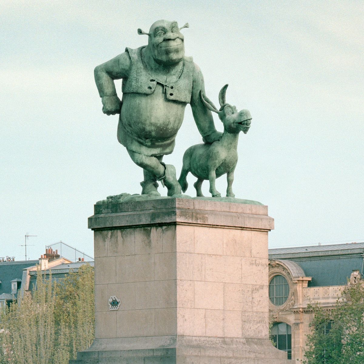 parisian monument kind ogre and companion benoit lapray