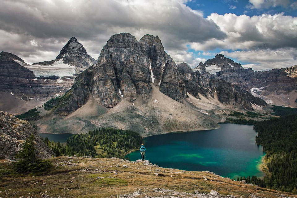 beautiful mount assiniboine canadian rockies