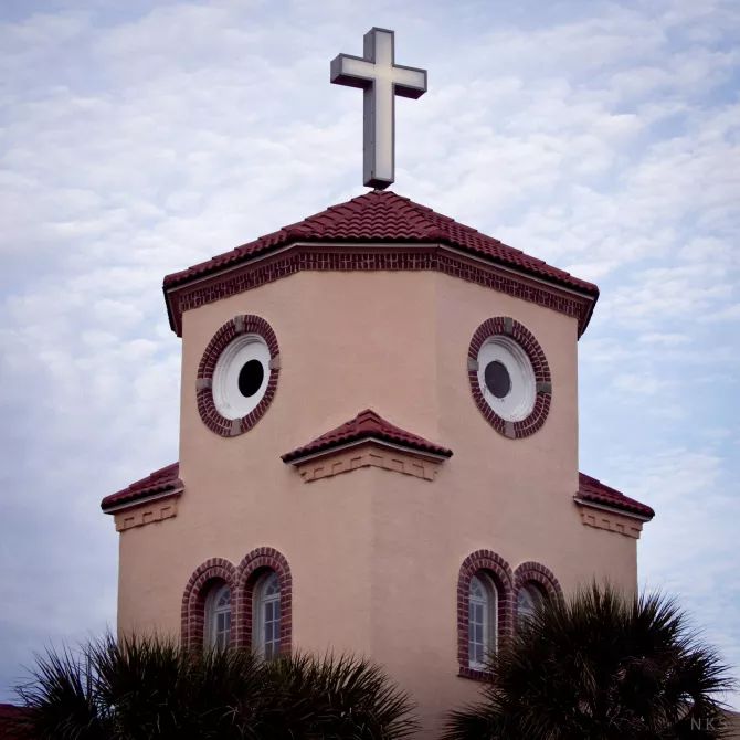 funny optical illusion image church