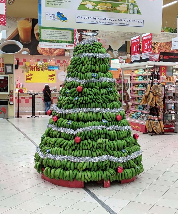 creative banana christmas tree decoration idea