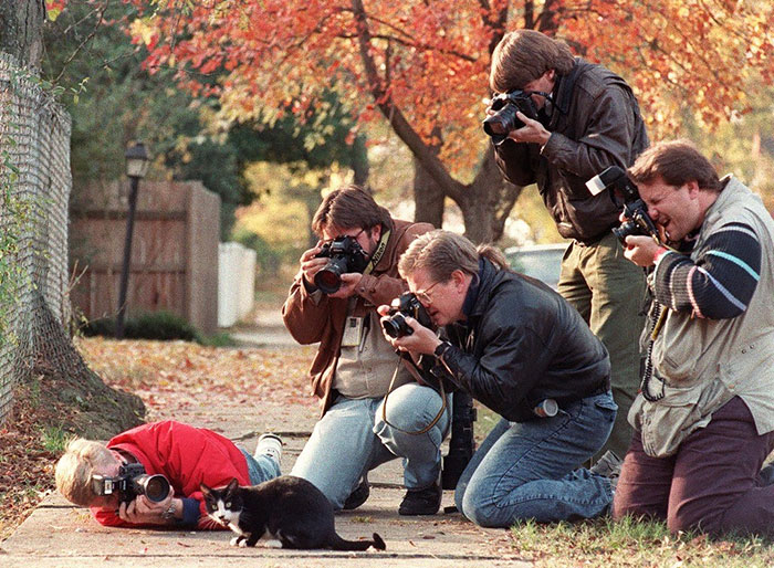 funny position photographer